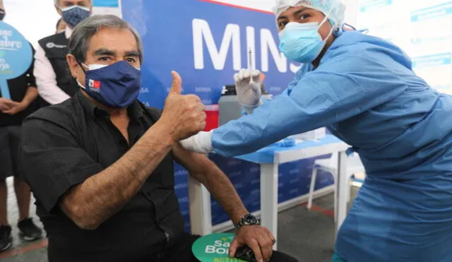 Ministro Ugarte recibió las dos dosis de la vacuna de Pfizer contra el SARS-CoV-2. Foto: Minsa