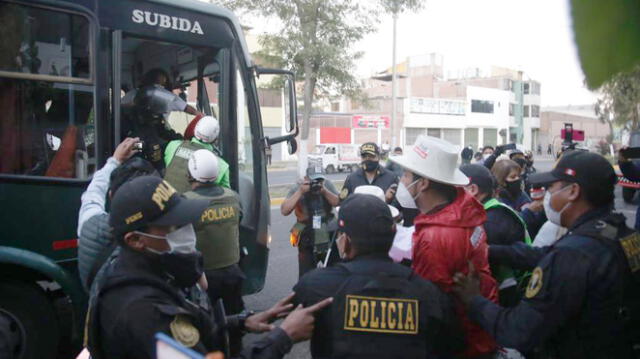 Arequipa. Varias personas fueron detenidas debido a que no portaban DNI. Foto: Rodrigo Talavera / La República