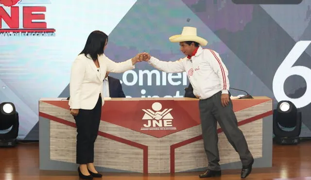 Keiko Fujimori y Pedro Castillo se saludan antes de iniciar el debate presidencial 2021. Foto: JNE