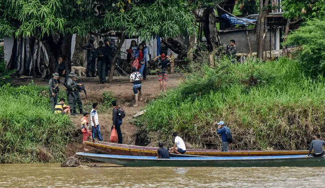 Según Fundaredes, en medio de las hostilidades han desaparecido al menos tres militares, y más de 6.000 personas se han desplazado hacia Colombia. Foto: AFP