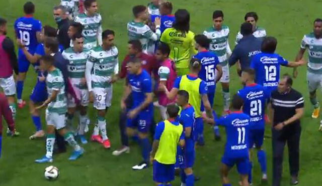El centrocampista Santiago Giménez y el zaguero brasileño Doria iniciaron el enfrentamiento entre los planteles. Foto: captura Twitter