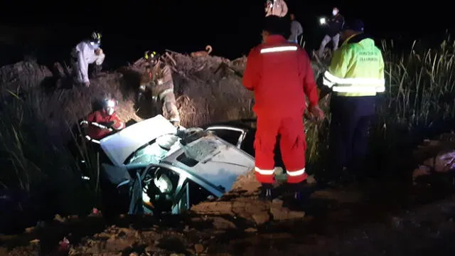 Personal de bomberos rescataron a los fallecidos y heridos. Foto: cortesía