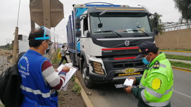 Tripulantes del camión fueron sorprendidos arrojando basura en la vía pública. Foto: MPT
