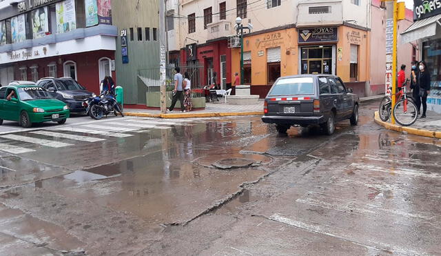 Colapso de alcantarillado perjudica también a peatones del centro de Chiclayo. Foto: La República