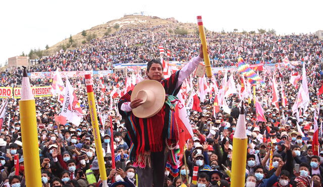 Ciudadanos se apostaron en el cerro Huaynarroque para escuchar mitin de Pedro Castillo. Foto: Perú Libre