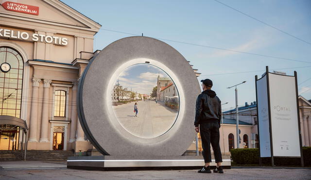 El portal permite conectar a personas distanciadas a 600 kilómetros. Foto: Twitter/Go Vilnius