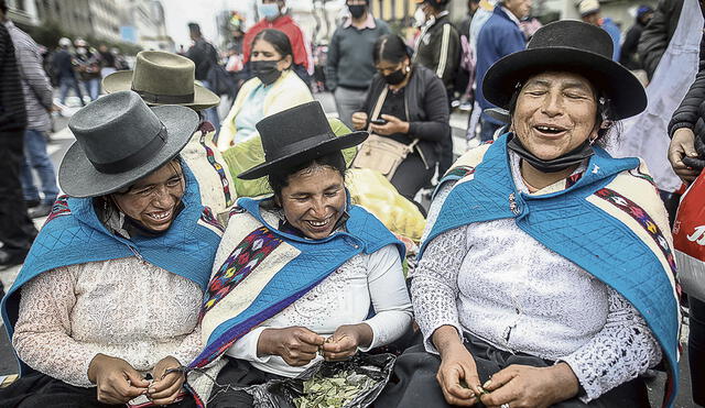 Costumbre. Tres mujeres colcabambinas cuentan sus anécdotas chacchando hoja de coca en la av. Abancay. (Fotos: Aldair Mejía / La República)
