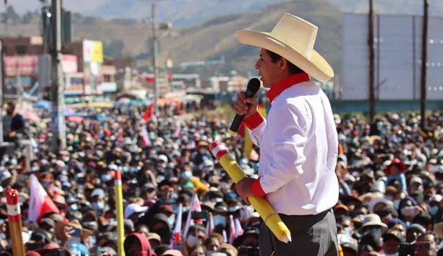 Pedro Castillo estuvo este martes en la ciudad de Sicuani, en Cusco, donde fue recibido por miles de simpatizantes. Foto: José Cristóbal/La República