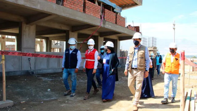 Autoridades inspeccionan obras en colegio de Chepén que tiene un avance del 60%. Foto: ARCC
