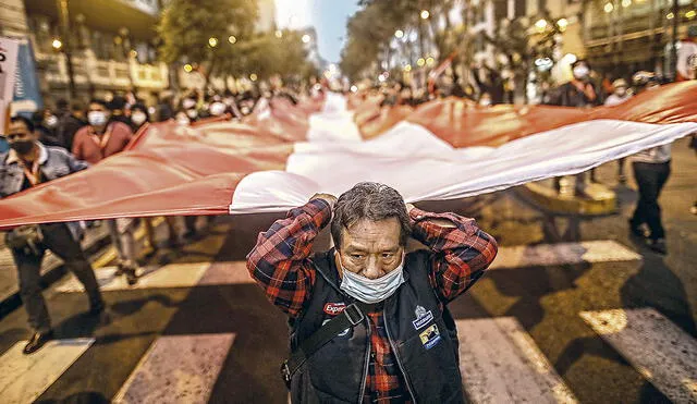 Pabellón. La bandera nacional recorrió el centro de Lima en señal del patriotismo de miles de ciudadanos que se manifestaron contra la candidatura de Keiko Fujimori. Foto: Aldair Mejía/La República