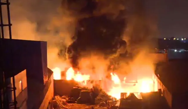 Uno de los vecinos denunció que el local no contaba con permiso para almacenar plástico, debido a que ya han sucedido estas situaciones de alerta en el lugar. Foto: captura de América TV