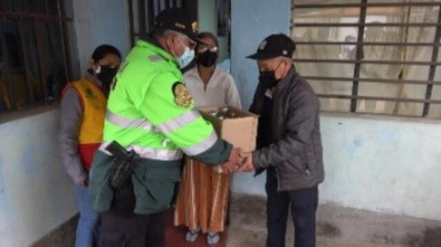 Los ancianos recibieron botellas con aceite, menestras, arroz, leche, azúcar y prendas de vestir. Foto: PNP
