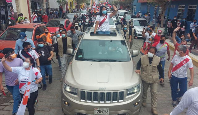 Antes de su mitin en José Leonardo Ortiz, la candidata realizó una caravana por las calles de la ciudad de Chiclayo. Foto: Clinton Medina/La República.