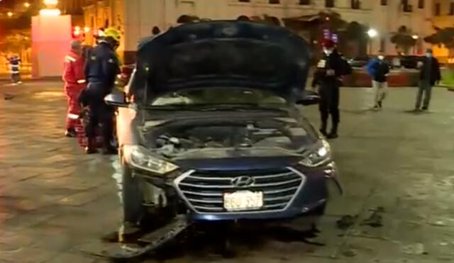 El auto quedó seriamente afectado en medio de la histórica plaza. Foto: captura de Panamericana