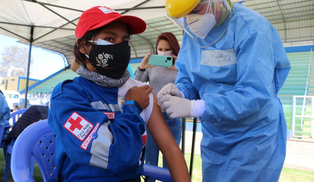 Voluntarios fueron vacunados en el estadio de Sachaca. Foto: Cruz Roja