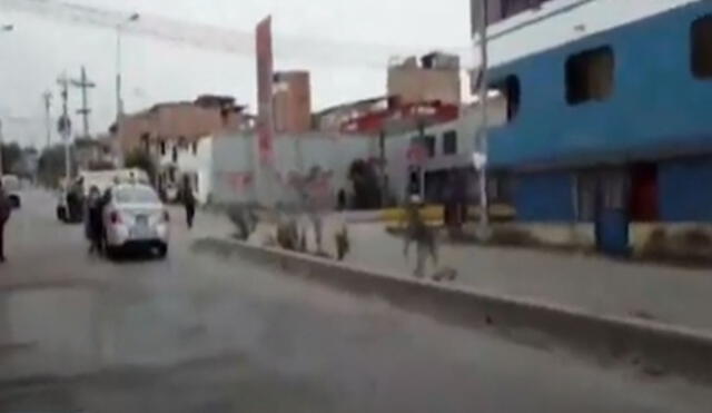 Policía Nacional del Perú llegó al sector para evitar un accidente mayor. Foto: captura de Canal N