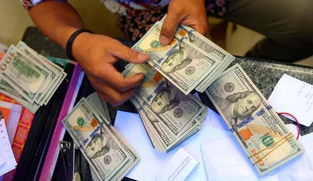 El precio del dólar es revisado ampliamente tanto por compradores como por comerciantes. Foto: AFP