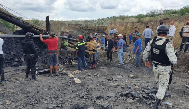 Autoridades y familiares de los mineros se encuentran en la zona. Foto: Guardia Nacional de México