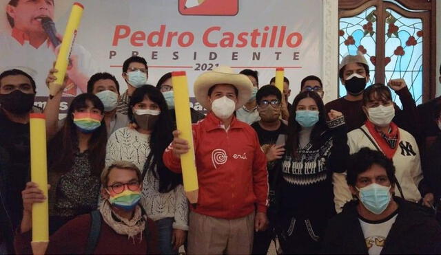 El candidato presidencial de Perú Libre, Pedro Castillo, se reunió con un grupo de activistas sociales luego del cierre de campaña. Foto: Jheinser Pacaya