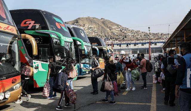 Aproximadamente están saliendo cinco buses en cada horario establecido. Foto: Aldair Mejía / La República