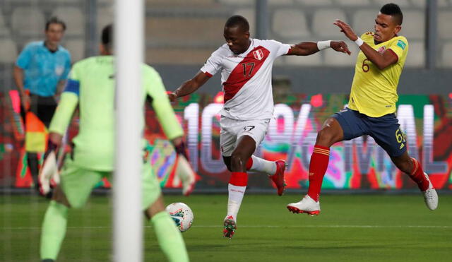 Advíncula jugó como volante en el duelo ante Colombia. Foto: EFE/Paolo Aguilar