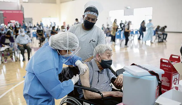 Dosis. La campaña de la vacunación sufrirá un retraso con los días de para por las elecciones. Foto: Antonio Melgarejo/La República