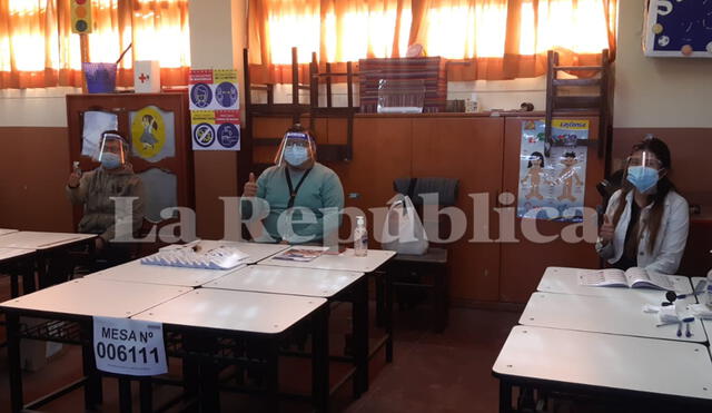 El organismo electoral felicitó a estos ciudadanos por acudir temprano a instalar la mesa de sufragio. Foto: La República