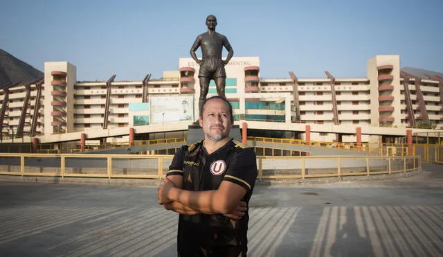David Flores y la flamante estatua de ‘Lolo’ Fernández hecha de un material resistente a cualquier ataque. Crédito: Antonio Melgarejo