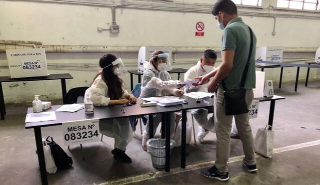 Decenas de compatriotas acudieron a votar desde muy temprano en Italia. Foto: EFE