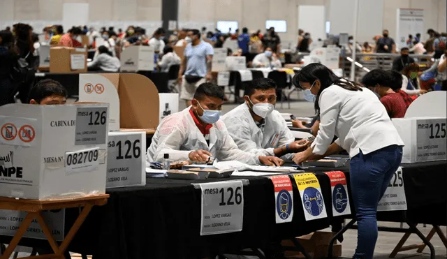 Voto peruano en Madrid se llevó a cabo con estrictas medidas de bioseguridad. Foto: EFE