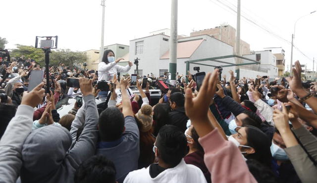 Keiko Fujimori generó un gran tumulto a su salida de la Institución Educativa 7086 Los Precursores, en Surco. Foto: Marco Cotrina/La República