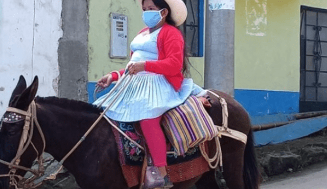 Ciudadana se traslada a caballo. Foto: Alain Pintado/Radio Cutivalú
