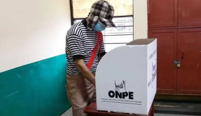 ONPE permitió que hombre vestido del Chavo vote en las elecciones 2021. Foto: Twitter