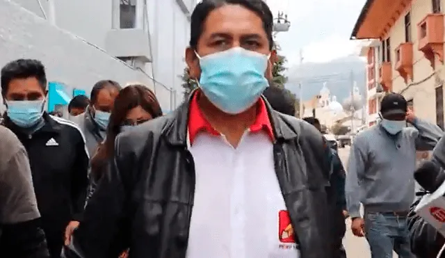Vladimir Cerrón acudió a votar con una camisa que integraba el logo de Perú Libre. Foto: captura/Twitter