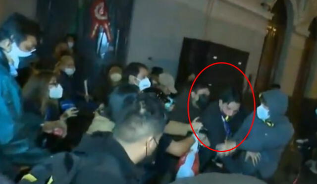 Periodista de Latina fue agredido en los exteriores de local de Perú Libre. Foto: captura de ATV