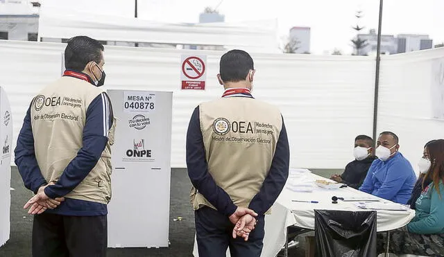 En plena inspección. Los observadores de la OEA y Mercosur recorrieron diversos locales de votación en Lima metropolitana. Foto: difusión