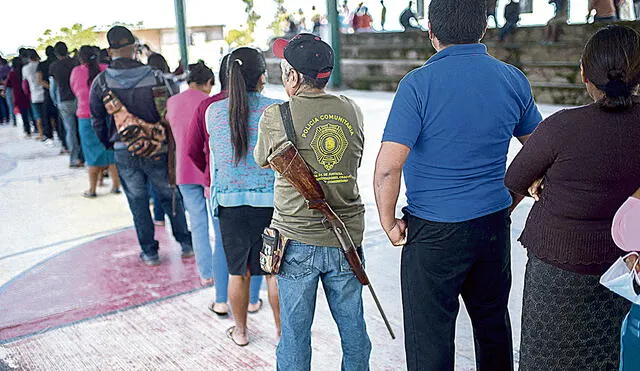 Seguridad. Algunas personas acudieron a centros electorales con armas de fuego. Foto: AFP