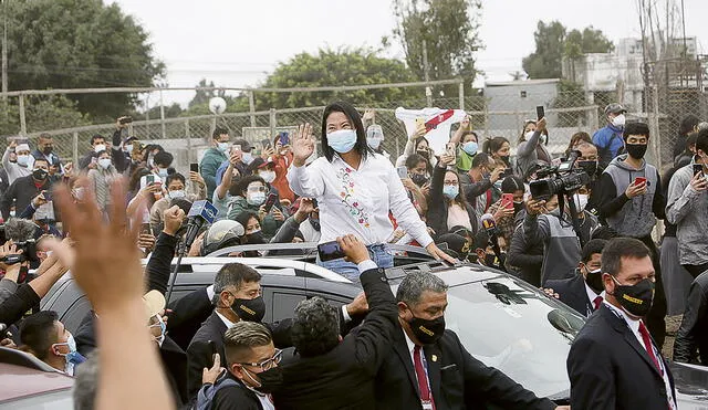 En campaña. A pesar de las restricciones electorales, Keiko Fujimori salió a votar como si fuera un acto de proselitismo, con mucho entusiasmo y seguridad. Foto: Marco Cotrina/La República