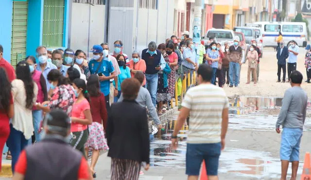 Votantes en Colegio Peruano Español se vieron afectados por el colapso de desagües. Foto: Clinton Medina