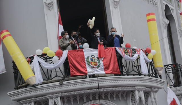 Castillo saluda a sus simpatizantes desde el balcón de su local en la avenida Paseo Colón, en Lima. Foto: John Reyes/La República