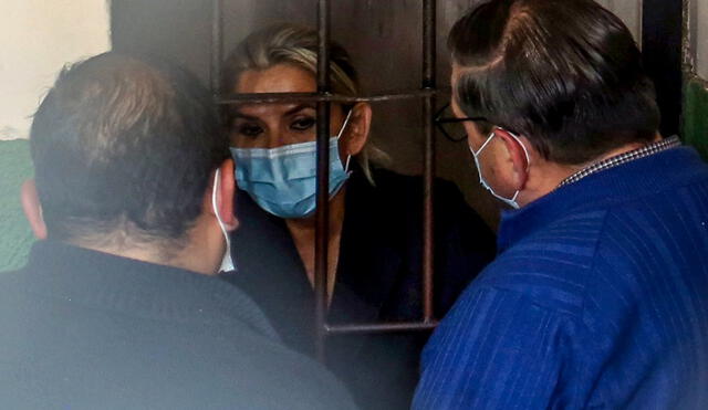 El médico que supervisaba el interrogatorio tuvo que emitir una orden por escrito para que se suspendiera la audiencia contra Jeanine Áñez. Foto: AFP/referencial