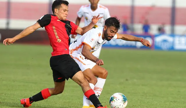 Walter Tandazo se controla a la hora de marcar rivales para evitar amonestaciones (Foto: Liga 1)