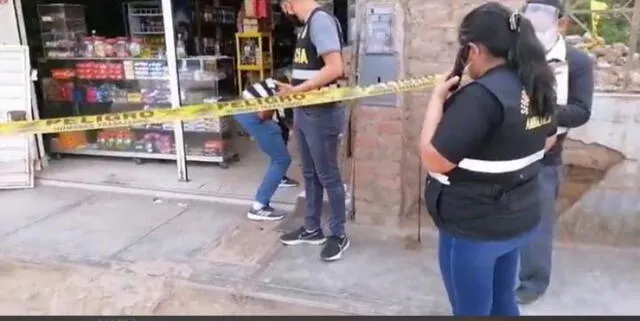 Policías recogen evidencias en la tienda donde mataron a un hombre en Virú. Foto: difusión