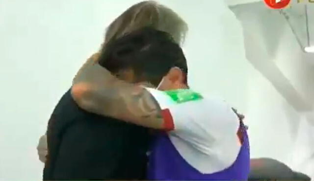 Gianluca Lapadula fue abrazado por sus compañeros. Foto: captura/FPF Play