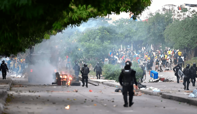 Los policías lanzaron bombas lacrimógenas y aturdidoras para disolver la manifestación previa al partido de fútbol. Foto: AFP