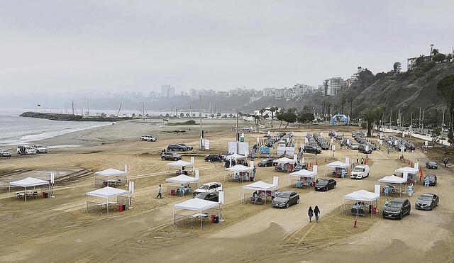 Costa Verde. El Minsa abrió los vacunatorios más grandes de Lima en las playas de Chorrillos y Magdalena del Mar. Foto: Minsa
