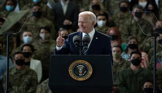 Joe Biden se pronunció ante tropas de su país estacionadas en el Reino Unido. Foto: AFP