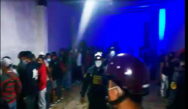 Policía impuso multas a las personas que se encontraban en baile popular. Foto: captura de vídeo