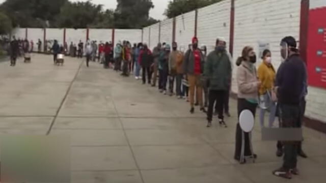 Muchas personas estuvieron esperando más de cuatro horas para aplicarse la dosis. Foto: captura de Panamericana