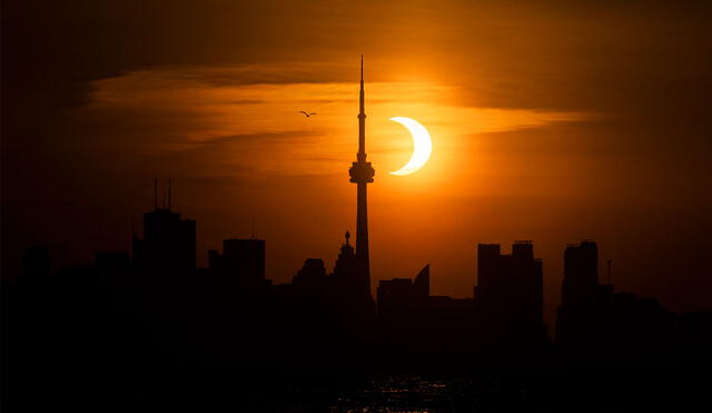 Eclipse solar visto sobre los edificios de Toronto, Canadá, este 10 de junio de 2021. Foto: AFP